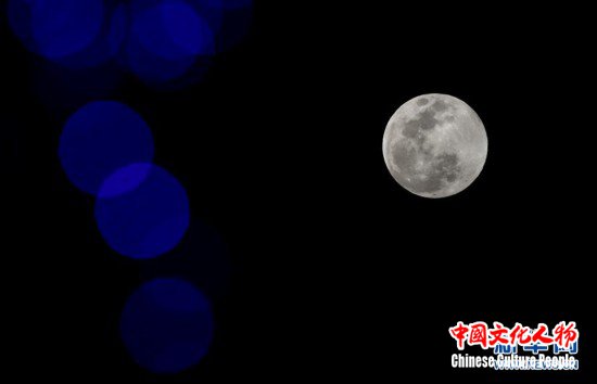 （社会）（1）“超级月亮”遇佳节 元宵满月更“圆满”