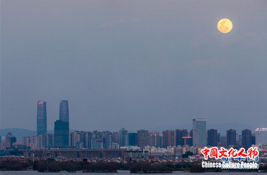（社会）（6）“超级月亮”遇佳节 元宵满月更“圆满”