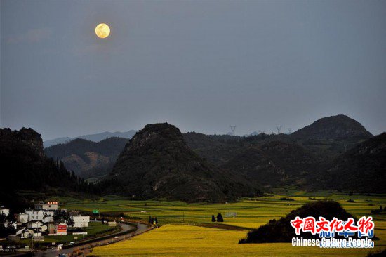 （社会）（8）“超级月亮”遇佳节 元宵满月更“圆满”