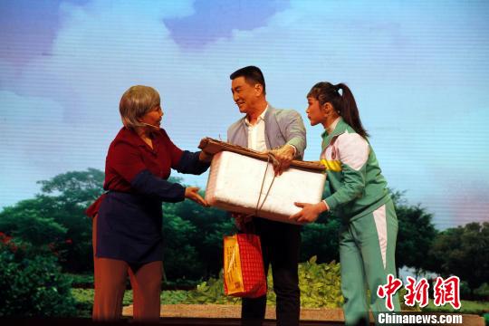 2019年“山东省非物质文化遗产月”1月28日晚在济南启动。图为表演《一个也不落下》。　孙宏瑗 摄