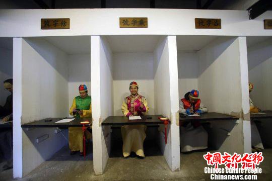 海内外家庭通过模拟赶考体验中国传统科举文化。　王磊 摄