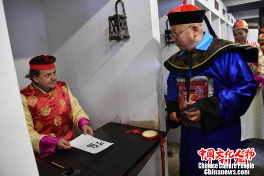 杨勇在宣纸上迅速写下一个“福”字。　张浪 摄