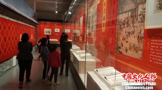 民众参观年画专题展。　王鹏 摄