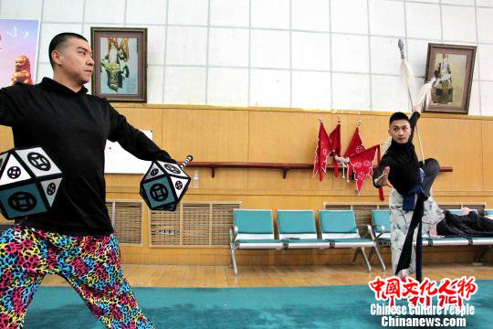 山东省京剧院二团成员宋柏珑今年要在泰国献上一台武戏《八大锤》。　赵晓 摄