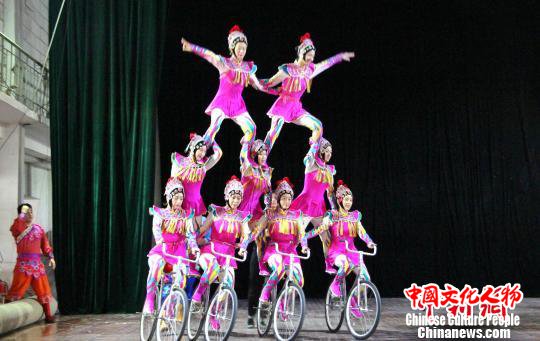 图为济南市杂技团的演员们排练《穆桂英挂帅》。　赵晓 摄