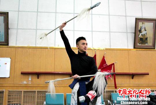 图为山东省京剧院表演者为“欢乐春节”活动彩排。　赵晓 摄