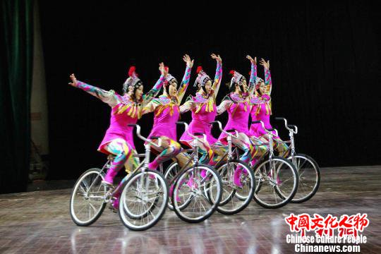 中国杂技动作难度高、技巧性强，备受世界各地观众喜欢。　赵晓 摄