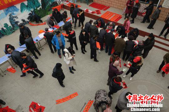 图为写春联现场。　张帆 摄