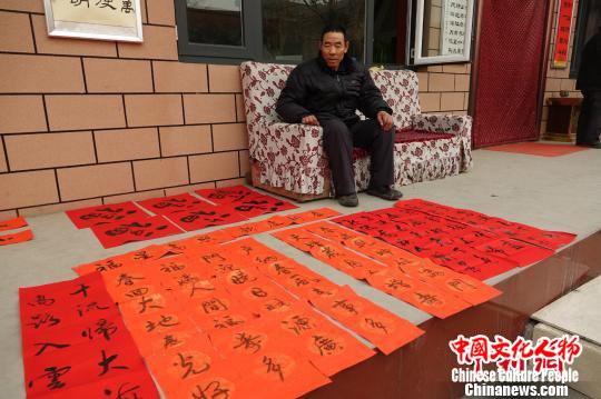 图为已经写好的春联。　张帆 摄