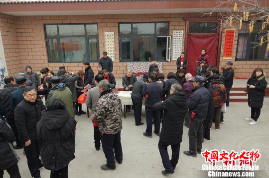 图为一早就来到王道合家的村民。　张帆 摄
