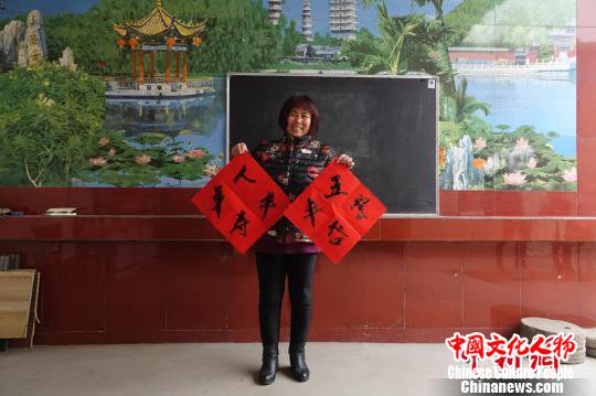 图为村民展示。　张帆 摄