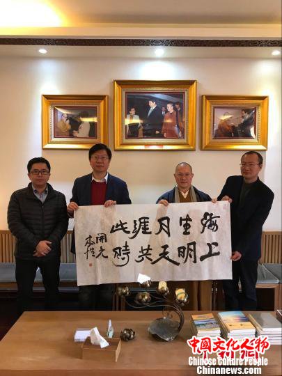 本性法师赠送书法作品给阿根廷侨胞。　郑松波供图 摄