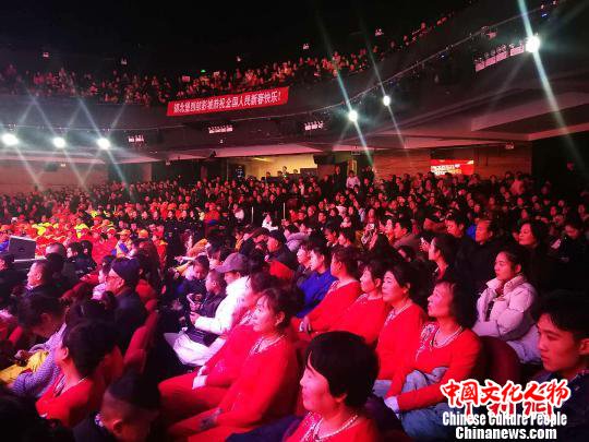 表演现场，观众座无虚席。　李佩珊 摄