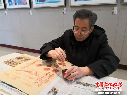 图为户县农民画画家正在绘画。　党田野 摄