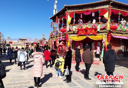 2019年春节期间，宁夏镇北堡西部影城迎来客流高峰。银川市西夏区文体旅游局供图