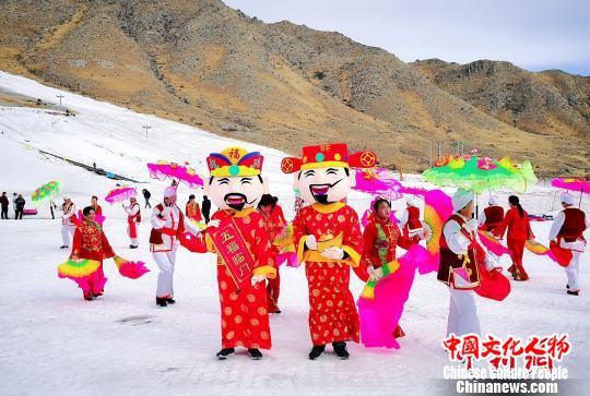 2019年春节期间，在宁夏银川市西夏区贺兰山国家森林公园内上演了一场社火表演。银川市西夏区文体旅游局供图