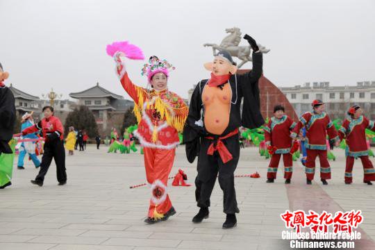 锣鼓喧天闹新春。　额丽其格 摄