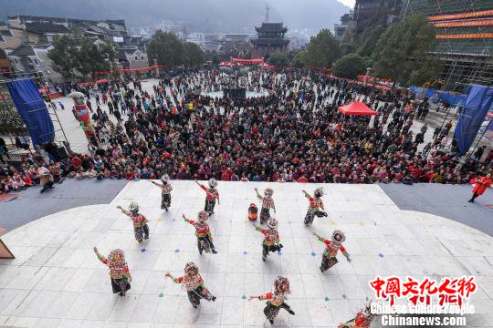 万人涌入古城观看民俗闹新春。　杨华峰 摄