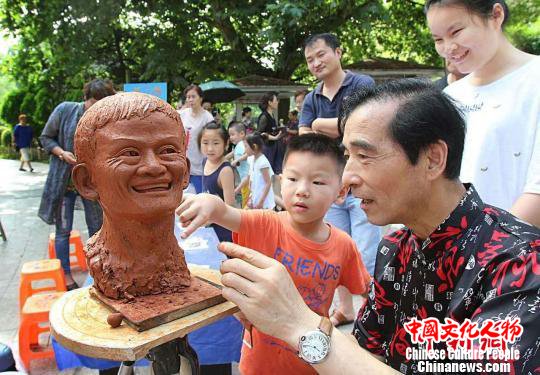 人物塑像 受访者供图
