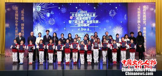 部分参加活动的优秀剧目师生与嘉宾合影 钟欣 摄