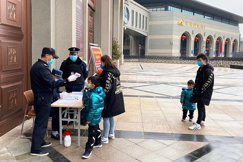 延安北京知青博物馆恢复开放，观众进行防疫检测登记。