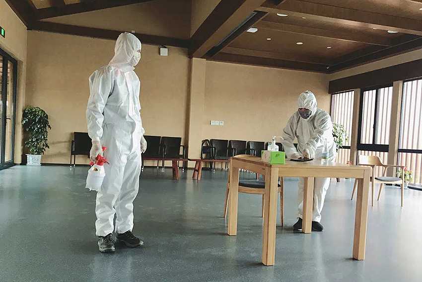 世界文化遗产良渚古城遗址公园恢复迎客，工作人员在园内进行全面消毒。