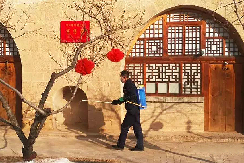 延安西北局旧址恢复开放，工作人员进行防疫消毒工作。