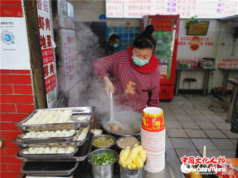 武汉江汉路附近的小吃摊（周雯 摄）