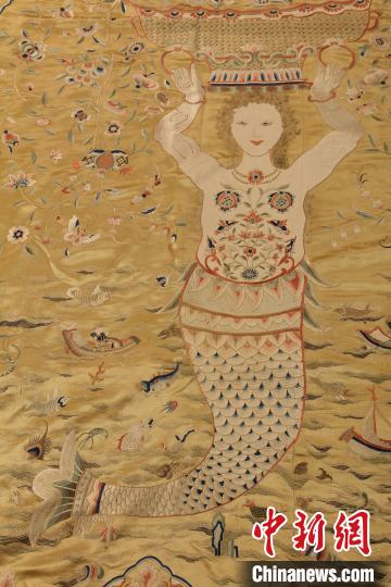 清代米黄色绸缎广绣美人鱼、花鸟纹床围 广东省博物馆 供图