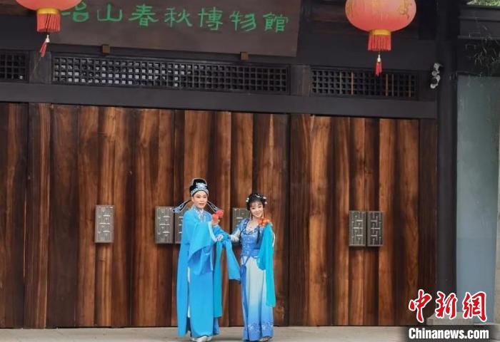 闽剧《荔枝换绛桃》在福州冶山春秋园献演。　福建省实验闽剧供图