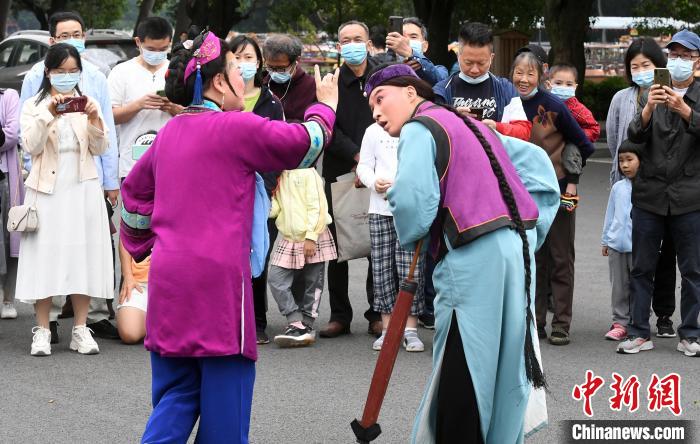 闽剧折子戏《贻顺哥烛蒂？说媒》在福建博物院演出，令观众捧腹。　记者刘可耕 摄
