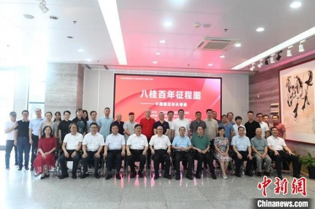 广西高校师生创作百米长卷绘八桂百年征程